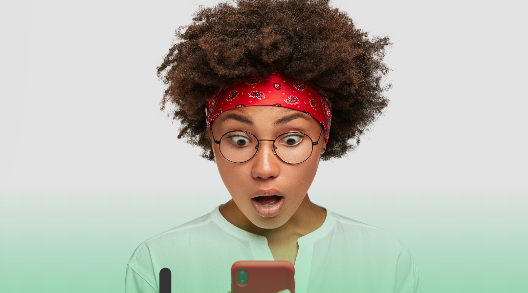 Uma jovem que se expanta por ser possivel automatizar atedimento no whatsApp